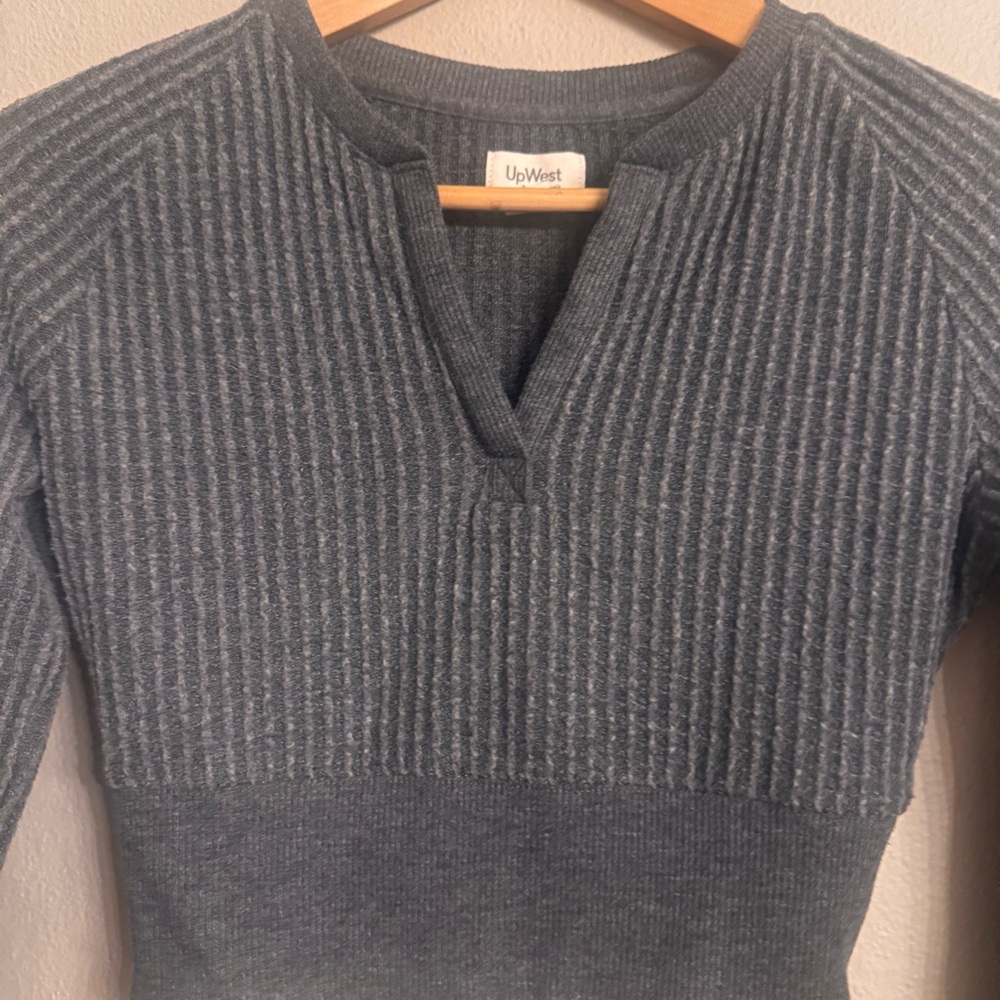 UPWEST Ribbed Cropped Top - Picture 3 of 5
